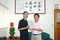 縣府新任文化局長曹以雄在接受陳財能的贈書儀式上表示將深化馬祖研究,以彌補戰地政務解除以來,國人對台、澎、金門以外的馬祖瞭解不足。(圖/文:邱竟瑋)