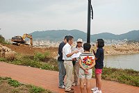 縣議員林惠萍昨天邀請工務局與珠螺村長前往珠螺海堤工地會勘,了解塊石運出問題。施工廠商澄清,是移到同一標案的工地安置。(圖/文:邱竟瑋)