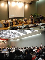 縣府昨天在台北縣政府舉辦「2010馬祖論壇在台北」研討會,邀請學者專家及旅台鄉親共同為馬祖未來發展藍圖提供建言,政務委員薛承泰及台北縣長周錫瑋蒞臨出席,期勉馬祖把握發展契機。(圖/文:劉秋月)
