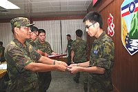 馬防部羅指揮官致贈在座屆退官兵外島地區服務紀念章。(圖/文:張熒奇)
