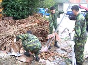 　南竿乙型聯保廠數十位士官兵不畏烈日辛苦，於仁愛國小附近實施環境清潔整理及雜草割除工作。（圖／文：陳舒婷）