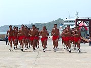 九十九年連江縣運動會,國軍將派出兩棲部隊展現蛙操與格鬥等戰技。圖為東引燈塔百年慶時東引兩棲連演出實況。(圖:陳治龍攝)