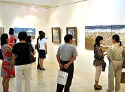 李若梅的心靈風景個人畫展現場參觀者。(圖:劉家國提供)