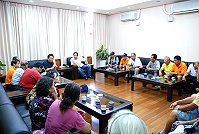 　陳財能昨陪同「還我祖先土地自救會」成員分別前往議會、縣府陳情，並要求議會通過「縣府佔有民地歸還自治條例」，讓還我土地有法源依據。（圖／文：劉秋月）