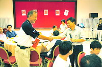 　鄉親辛苦了！莒光旅南同鄉會設宴款待故鄉選手，縣長楊綏生、議長陳貴忠、立委曹爾忠也專程前往為莒光選手們加油打氣並致贈加菜金。（圖／文：曹重偉）