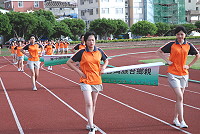 　縣運大會昨展開選手之夜及開幕典禮彩排，馬中派出五十多位學生協助進場式，展現運動會的朝氣與青春活力。（圖／文：劉秋月）