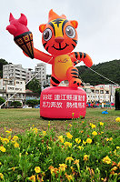 　縣運會大會吉祥物—卡蹓虎大型布偶已完成佈置工作，只要經過福澳運動場都可以看見它手持聖火、隨風擺動像在奔跑的英姿，也向大家宣告，馬祖正進行青春活力的縣運大會。（圖／文：曹重偉）