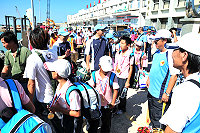 　縣運會風光落幕，離家已快十天的離島選手們都是歸心似箭，縣長楊綏生及夫人鄭嬌英、議長陳貴忠等人都專程到碼頭送行。（圖／文：曹重偉）
