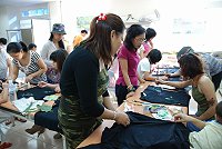 　由連江縣新移民女性關懷協會及婦女會辦理的「99年外籍配偶生活適應輔導班」創意彩繪T恤DIY活動，外配媽媽跟孩子一起動手彩繪，可以穿著自己的創作，也讓大家畫得特別起勁。（圖／文：劉秋月）