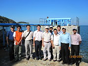 水利署第十河川局副局長陳順天(左四)、工務課長陳健豐(右二) 滿意三期南竿海淡廠進度。(圖:晶華工程顧問公司提供)