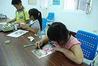 福澳社區發展協會昨天舉行圖騰玻璃彩繪,讓小朋友描繪媽祖的神韻。(圖/文:邱竟瑋)