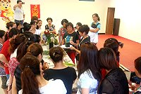 　連江縣婦女會在東引鄉辦理組合盆栽研習活動，邀請曹曉芬老師講解示範。（圖／文：陳其敏）