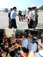 (上圖)總統專程抵馬勞軍,昨天短暫停留南竿機場與府會首長交談後,立即轉搭直昇機前往東引向弟兄敬祝佳節愉快。(圖/文:劉秋月);(下圖)總統馬英圖上受到地方鄉親及小朋友的熱烈歡迎。(圖/文:陳其敏)