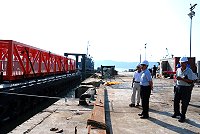 　縣長楊綏生昨前往浮動碼頭視察，關心浮動碼頭浮箱等配件抵馬後之後續工程，並關心意外事件的後續處理情況。（圖／文：劉秋月）