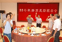 　99年馬祖軍民聯誼餐會，縣長與指揮官舉杯祝賀全體軍民中秋節愉快。（圖／文：邱竟瑋）