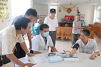 岸巡馬祖大隊昨天前進連江縣大同之家,實施中秋節免費健康檢查,由專業軍醫為老人家的健康把脈。(圖/文:邱竟瑋)