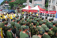 台電昨天展開全國同步淨灘活動,南竿在清水濕地由台電員工及軍中弟兄,共同攜手還海灘乾淨面貌。(圖/文:劉秋月)