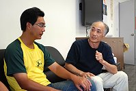 中華羽球協會派駐國家級教練陳火川(右)抵馬推廣羽球運動,鄉親及學子有機會讓金牌教練親自指導。(圖/文:劉秋月)