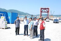 縣長楊綏生昨天前往福澳港區及浮動碼頭工地關心防颱狀況。(圖/文:邱竟瑋)
