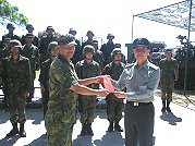 　司令楊上將頒發團體加菜金，莒指部副指揮官許上校代為受贈。（圖／文：蔡承佑）