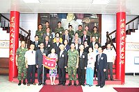 高雄市進出口商業同業公會蒞臨北指部與劉指揮官、吳主任和高雄市官兵們一同合影留念。(圖/文:林易叡)