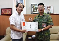 羅指揮官致贈秋節禮品,感謝地方政府平日的協助。(圖/文:張熒奇)