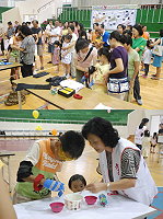 　縣府教育局家庭教育中心祖孫體驗營第二場次南竿登場，小朋友對祖父母的年老行動不便感同身受。（圖／文：邱竟瑋）