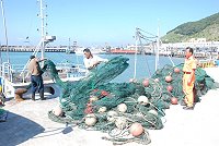 　被馬祖海巡隊查扣的入侵大陸鐵殼船拖網，拖網作業嚴重影響馬祖海域資源。（圖／文：邱竟瑋）