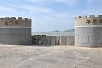　午沙海堤阻水方塊在凡那比颱風來臨時首次「就定位」，但因潮水不大，沒機會驗證實用性。（圖／文：陳鵬雄）