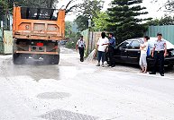 　近期砂石車運輸掉落砂石事件頻傳，縣府環保局加強查緝及開罰，呼籲相關業者務必遵守相關規定。（圖／文：曹重偉）