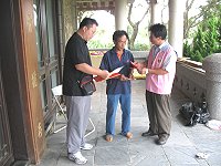 　財團法人犯罪被害人保護協會福建連江分會昨天慰問福澳港浮動碼頭意外身亡的工人家屬，並且致贈慰問金。（圖：財團法人犯罪被害人保護協會福建連江分會提供）