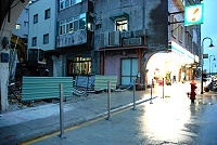 　介壽正在進行舊屋拆除的工程受阻，擁有介壽段土地所有權陳姓地主，不允許工人及車輛經過私人土地，並以鍊上鐵鍊宣示所有權，雙方都期待公權力介入協助，給予合理合法的處置。（圖／文：劉秋月）