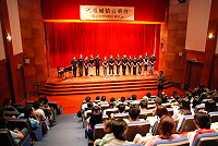 　台北愛樂劇工廠昨天在民俗文物館演出一場「馬祖風情音樂會」，多位劇中成員再度展現優美嗓音，為馬祖鄉親引吭開唱。（圖／文：劉秋月）