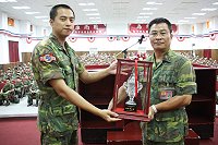 馬防部於日前參加馬祖縣運會,獲團體總錦標的殊榮,兩棲連連長代表上台向羅指揮官呈獻國防部長獎杯。(圖/文:周唐毅)