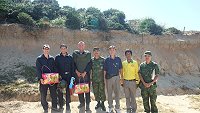 馬防部指揮官秋節慰問外籍排雷人員。(圖/文:湯恩魁)