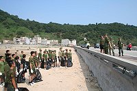 劉指揮官向官兵同仁們宣導淨灘時應注意的安全細節。(圖/文:林易叡)