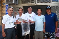 　中華民國磯釣協會理事長康孟立（左一）分送魚獲給東引地方弱勢鄉親。（圖／文：陳其敏）