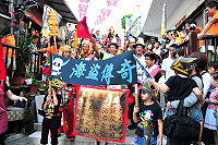 　鐵板燒塔節踩街冠軍隊伍！（圖與文：曹重偉）