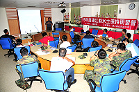　縣府建設局舉辦「九十九年度連江縣水土保持研習營」，吸引許多工兵營弟兄及民眾前往聆聽。（圖／文：曹重偉）