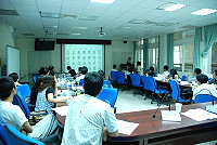 　教育局舉辦「連江縣100年度精進教學計畫撰寫說明會」，邀請台灣知名書法家張炳煌抵馬，為老師上了一堂書法教學課程，並揮毫寫下馬祖教育願景，馬英九總統當選證書也是出自他手。（圖／文：劉秋月）