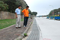 　議員曹爾章接獲民眾陳情，正在施作的道路工程因出現高度落差，一早就有騎士摔倒，昨天工務局局長陳金寶會勘後，已立即加設警示標誌避免危險，並要求在下一階段工程進行改善。（圖／文：劉秋月）