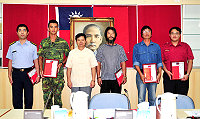 　為感謝地區海上意外事故各救災單位辛勞，縣府日前表揚參與救災的單位，由縣長楊綏生頒發獎狀及獎勵金給受獎單位代表。（圖／文：曹重偉）