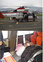 十月一日起中興航空的直昇機暫停飛行馬祖,內政部空勤總隊將接棒執行緊急醫療後送任務,圖為去年空勤成功執行後送的畫面。(圖:本報資料室)