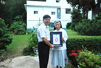 馬港天主堂修女黃斌瓊昨天獲頒榮譽縣民證,以表彰她十年來照護地方貧病、獨居老人的貢獻。(圖/文:邱竟瑋)