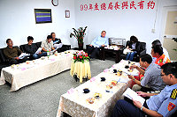 　海洋總局總局長林福安舉辦「與民有約」座談會，親自會見區漁會理事長陳書平及多位漁民代表，當面聽取他們的心聲及由權責組立即做出回應。（圖／文：曹重偉）
