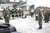 羅指揮官視導阻燃劑及消防設備之實際使用情形。(圖/文:周唐毅)