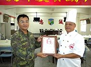 馬防部指揮官羅中將頒贈聘書予何海平老師。(圖/文:巫冠瑩)