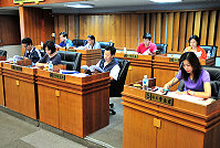 　縣議會第五屆第二次臨時大會開議，全體議員完成報到並共同就此次臨時會議程進行確認及討論。（圖／文：曹重偉）