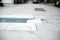 馬港公車站旁一處花崗石地磚破損、塌陷,工務局日前聯繫南竿鄉公所與廠商改善。(圖/文:邱竟瑋)