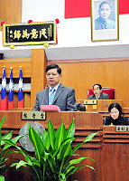 　連江縣議會第五屆第二次臨時大會進行專案報告議程，請縣長楊綏生就「還地於民」政策執行情形做專案報告。（圖／文：曹重偉）
